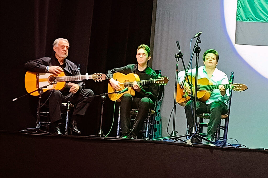 Guitarristas del Coro Rociero Amanecer en el día de Andalucía